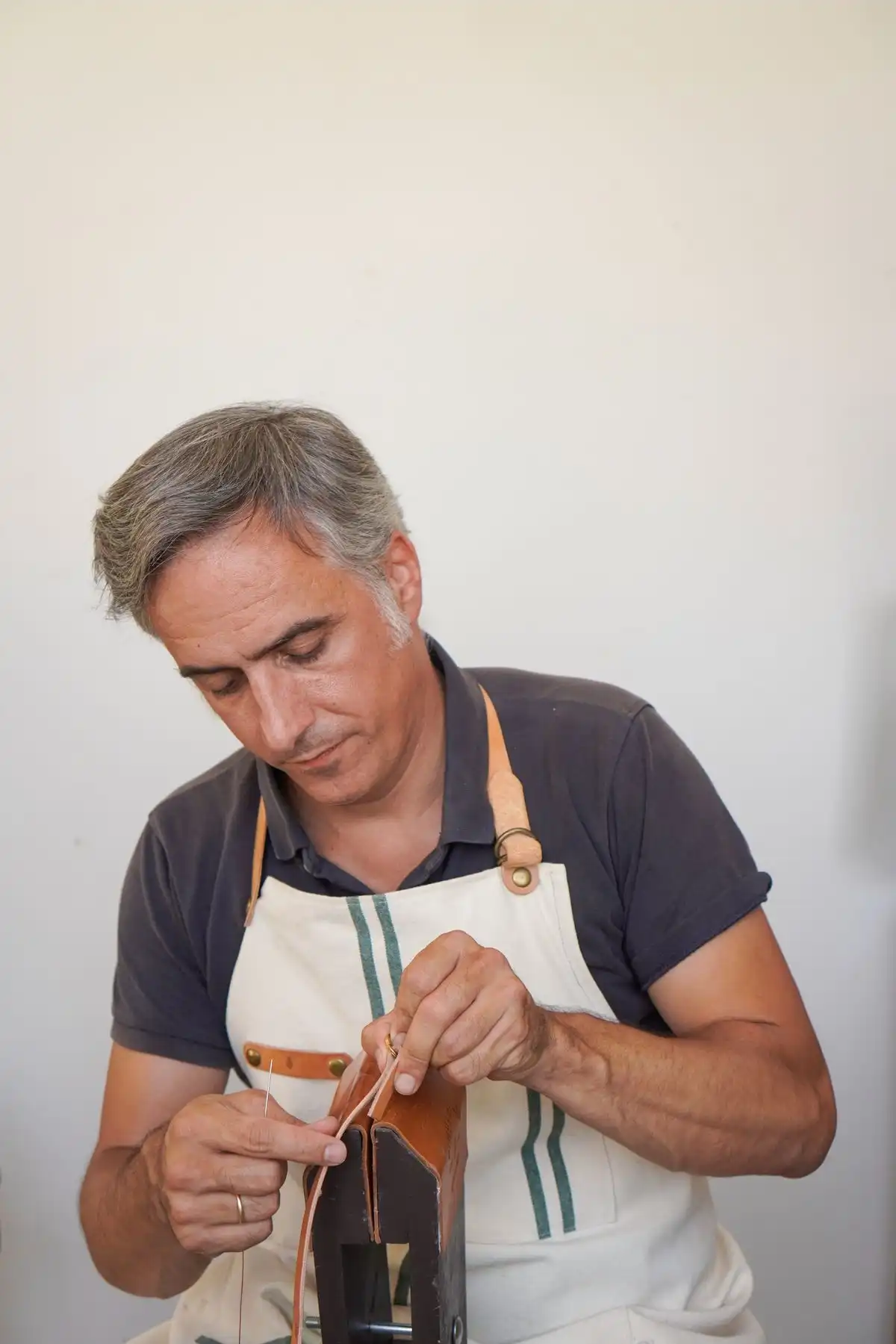 Artesano trabajando en su taller.